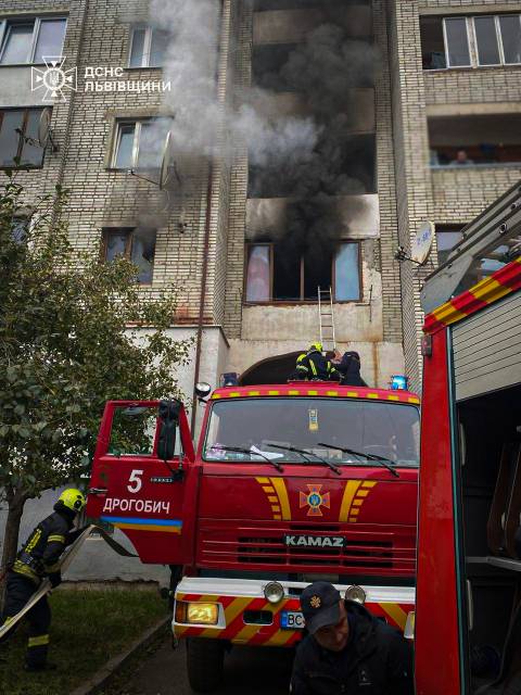 У Дрогобичі через пожежу в багатоповерхівці чоловік з опіками потрапив до лікарні