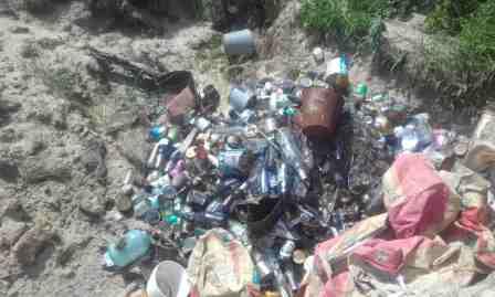 На узбіччі доріг у Жовківському районі скидають сміття та рештки тварин