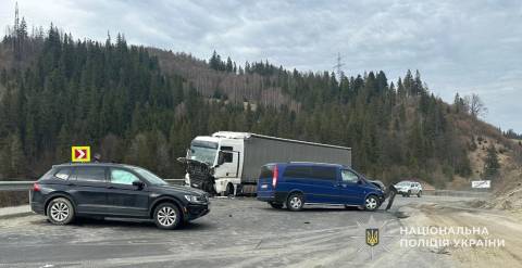 На Стрийщині зіткнулись два легковики та вантажівка: є постраждалі