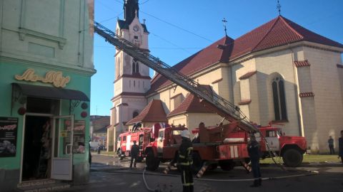 19 рятувальників гасили пожежу у Стрию