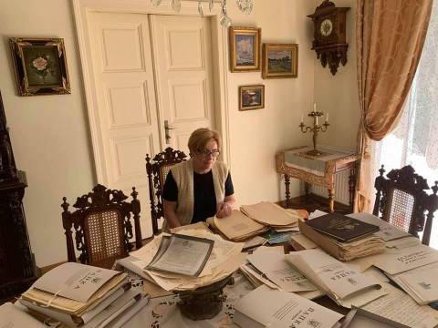 Наталія Колесніченко-Братунь під час роботи над архівом Ростислава Братуня