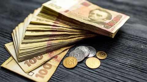 Середня зарплата на Львівщині за місяць зменшилася на 147 гривень