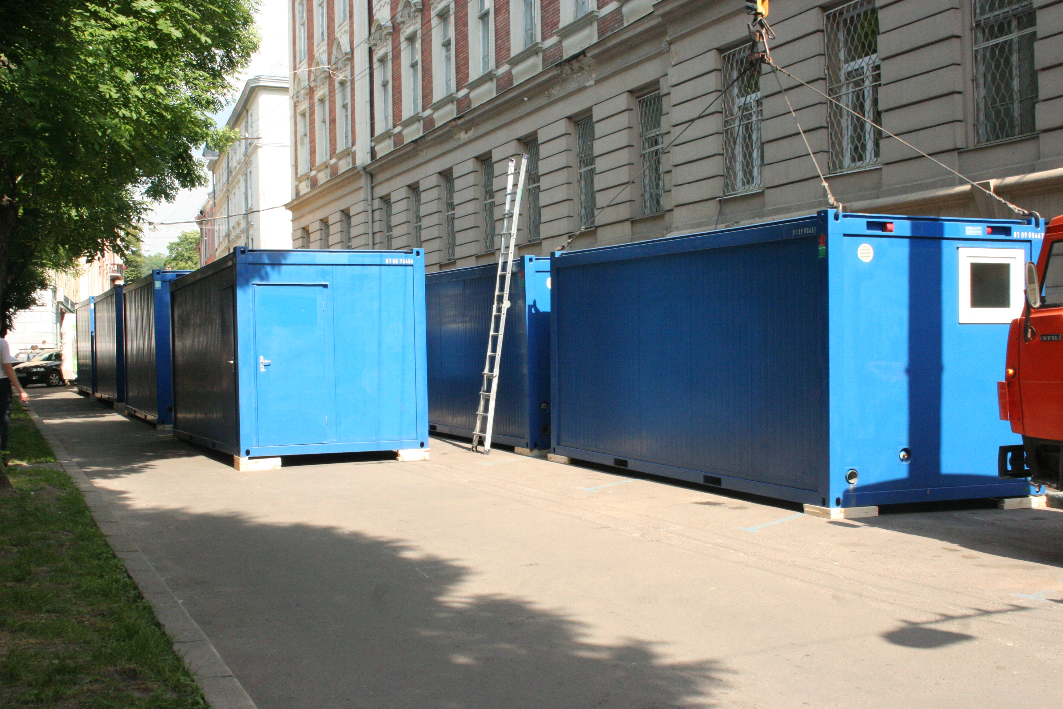 У Львові почали встановлювати санітарні бокси