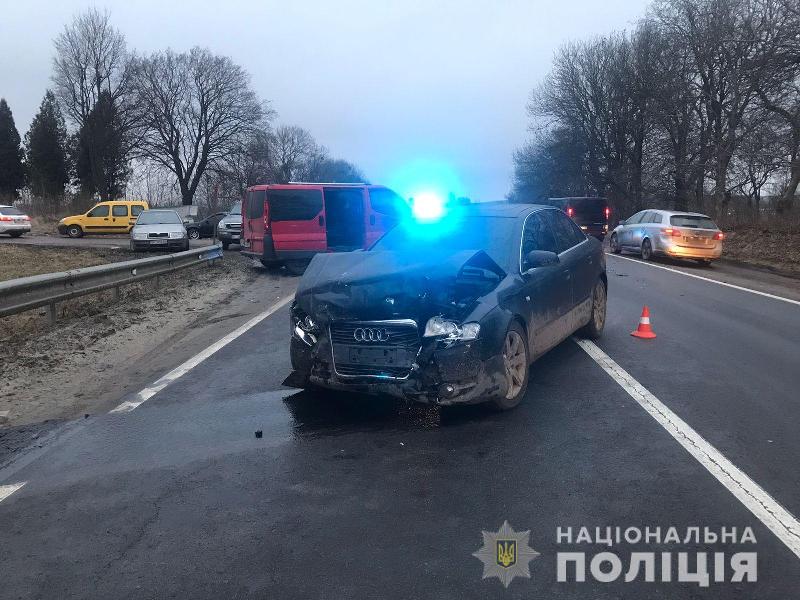 Поблизу Львова у ДТП травмувалися троє пасажирок легковика