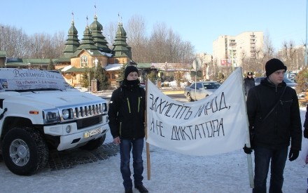 Фертишинський пікетує ТВК "Південний"