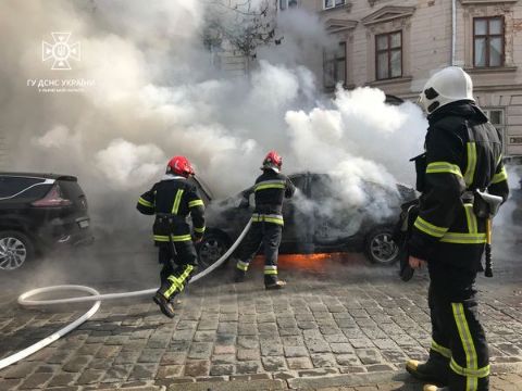 У центрі Львова вщент згоріла автівка Toyota Prius