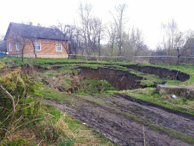 На Львівщині біля житлового будинку утворилося карстове провалля