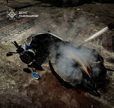У Львові під час руху згорів електроскутер