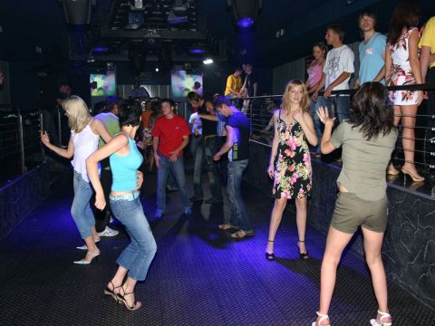 Янукович погодив заборону підліткам відвідувати нічні клуби