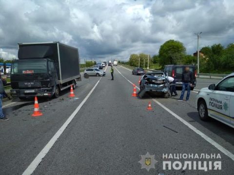 На Пустомитівщині зіткнулися два легковика та вантажівка