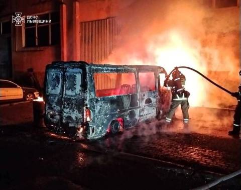 У Львові вщент згорів мікроавтобус Mercedes Sprinter