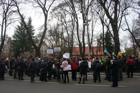 Протест біля стін Львівської облради (ФОТО)