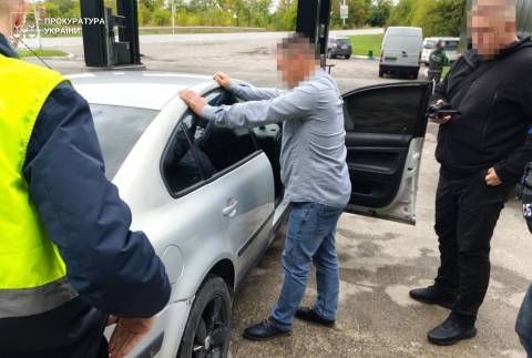 Посадовця однієї з міськрад Львівщини викрили на махінаціях з землею