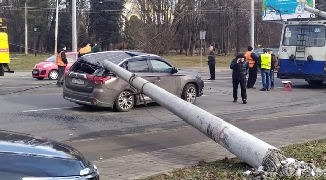 Львівська міськрада два тижні шукатиме винних у падінні електроопор на вулиці Науковій