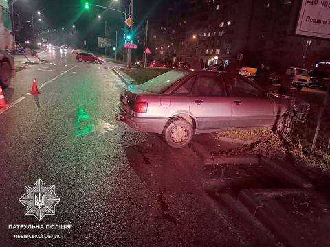 У Львові п'яний водій збив дорожні знаки