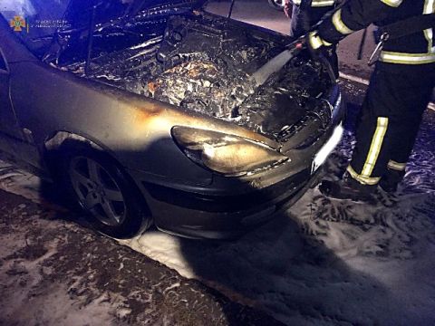 У Львові згоріла автівка Peugeot