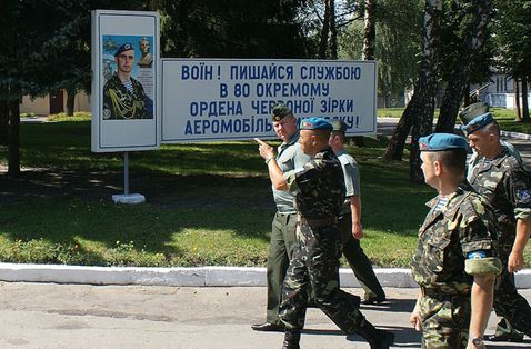 У Львові пікетують військову частину десантників і погрожують перекрити вул. Стрийську