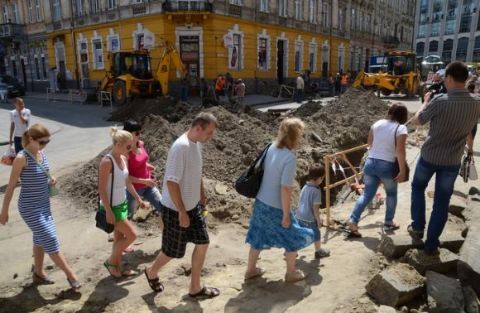 Брукування проїзної частину вул. Куліша завершать до кінця тижня