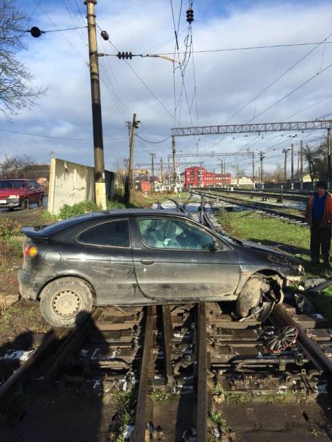 Після ДТП у Ходорові водій залишив автівку на залізничній колії і втік