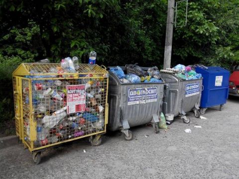 У Франківському районі міськрада втретє знайшла переповнений майданчик із сміттям