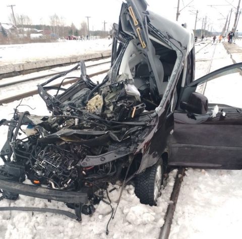 На Яворівщині у ДТП з поїздом загинули водій та 8-річна пасажирка Volkswagen Caddy