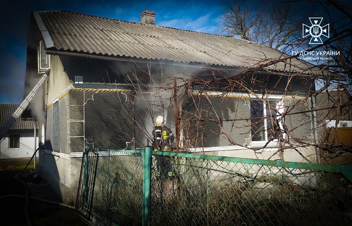 Біля Стрия пенсіонерка потрапила до лікарні через пожежу в будинку