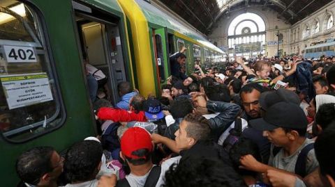 В Угорщині біженці штурмують поїзди до Німеччини
