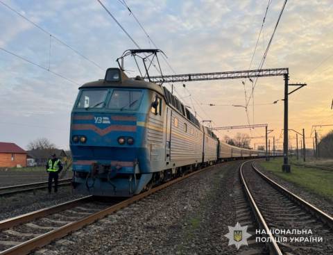 На Львівщині пасажирський поїзд на смерть збив людину