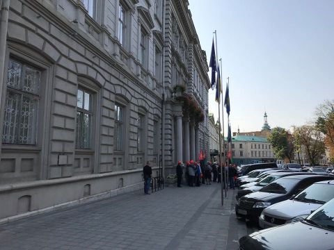 Львівські гірники влаштували пікет перед будівлею Львівської ОДА (ОНОВЛЕНО)