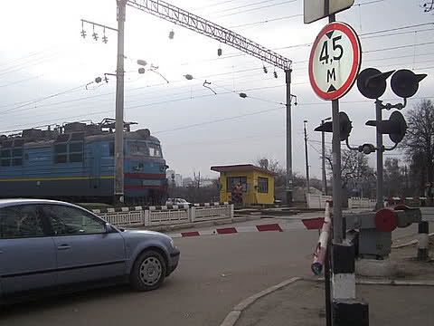 На Львівщині на 2 дні закрито рух транспорту через залізничний переїзд