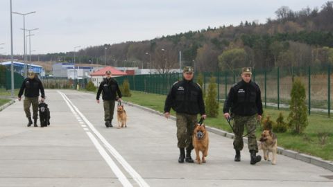 На кордоні залишаться лише прикордонники та митники