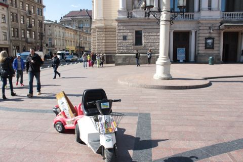 Муніципальна варта толерує атракціони перед Оперним театром