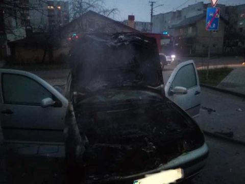 У Львові згоріла автівка Volkswagem Golf