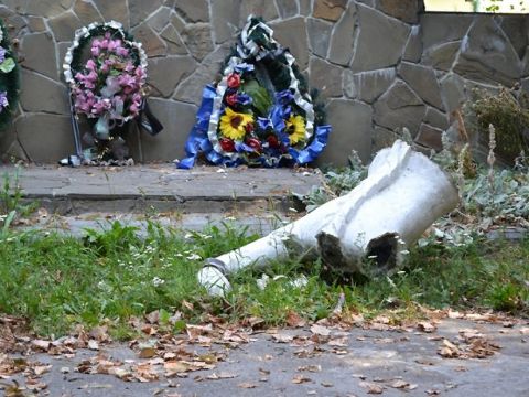 На Львівщині поруйнували пам'ятник радянським воїнам
