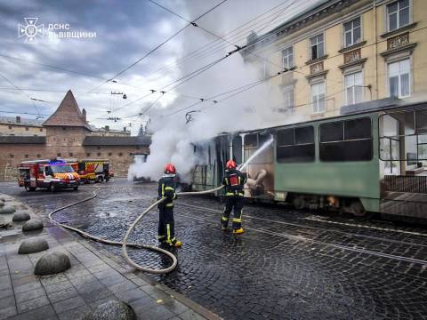 У центрі Львова під час руху зайнявся трамвай