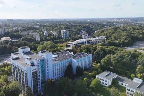 На даху дитячої лікарні у Львові встановили систему сонячних панелей 