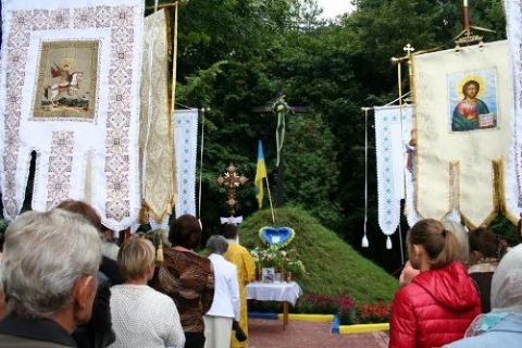ТВК «Південний» провів благоустрій могили борцям за незалежність України