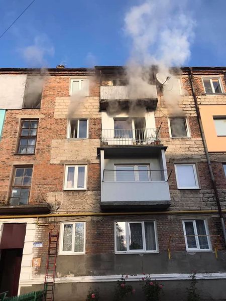 7 рятувальників гасили пожежу в квартирі у Соснівці