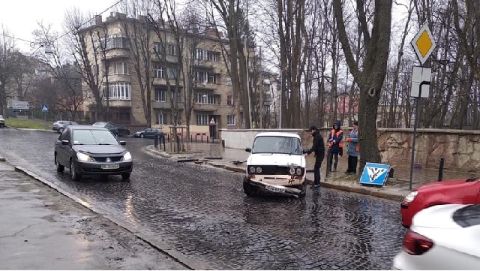 У Львові водій на "Жигулі" на повороті влетів у дорожні знаки