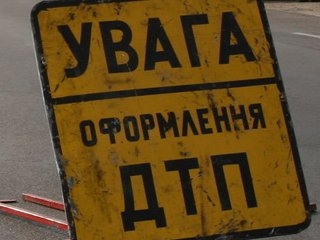 Мікробус придушив пішохода у припаркований автомобіль у Львові