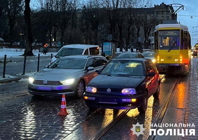 У Львові біля цирку водій Volkswagen збив пішохода
