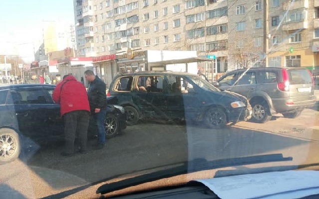 У Рясне зіткнулися три авто: є постраждалі