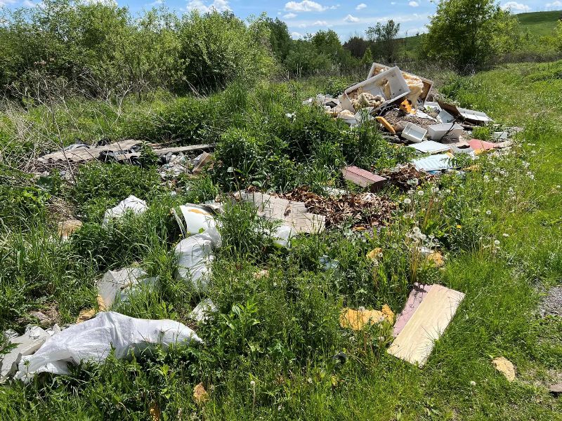 Біля дороги Городок – Шегині виявили звалище будівельних та твердих відходів