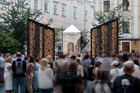 У Львові встановили інсталяцію Колони пам’яті на честь загиблих захисників