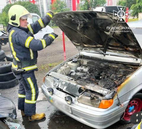 У Львові згоріла автівка Lada Samara