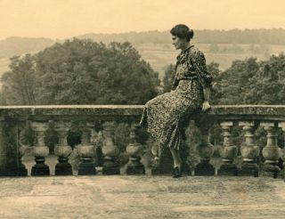 Кароліна Лянцкоронська на терасі палацу у Роздолі