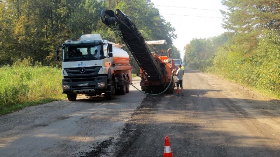 На трасі Львів-Радехів-Луцьк кладуть асфальт