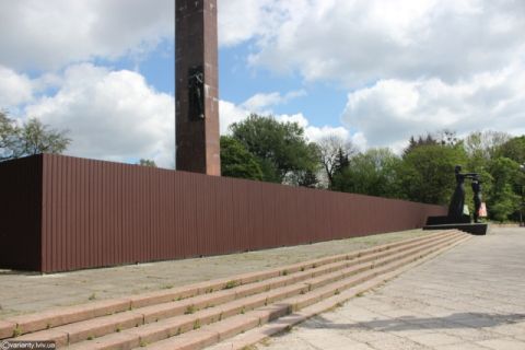 У Львові стартував демонтаж аварійної стели Монументу Слави