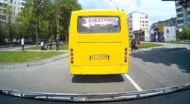 На Левандівці водій маршрутки №17 ледь не збив жінку з дітьми