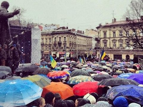 Біля пам'ятника Шевченку у Львові зібралося 25 тисяч прихильників євроінтеграції